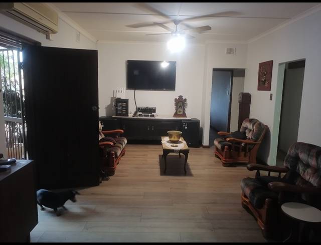 4 BEDROOM FREESTANDING FOR SALE IN PANORAMA
